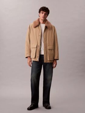 Abrigo tipo car coat acolchado con cuello de sherpa