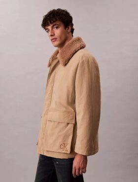 Abrigo tipo car coat acolchado con cuello de sherpa