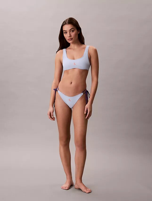 Bikini con estampado de Monogram y lazos laterales en las partes de abajo Bikini con estampado de Monogram y lazos laterales en las partes de abajo