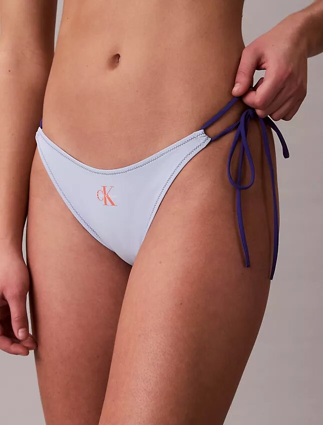 Bikini con estampado de Monogram y lazos laterales en las partes de abajo Bikini con estampado de Monogram y lazos laterales en las partes de abajo