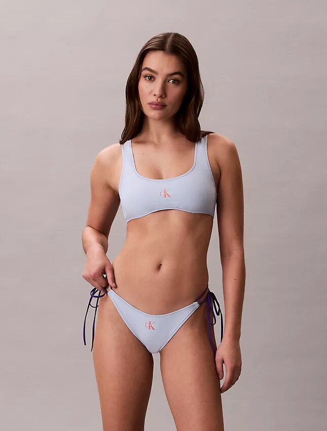 Bikini con estampado de Monogram y lazos laterales en las partes de abajo Bikini con estampado de Monogram y lazos laterales en las partes de abajo