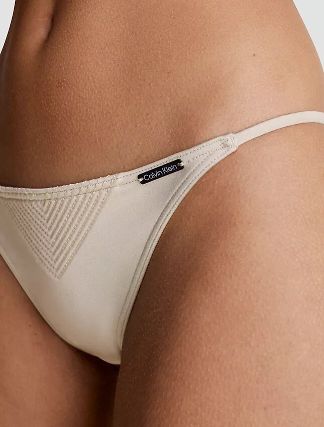 Bikini con partes de abajo estructurales Bikini con partes de abajo estructurales