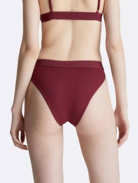 Bikini de cintura alta en tonos similares a los de las partes de abajo Bikini de cintura alta en tonos similares a los de las partes de abajo