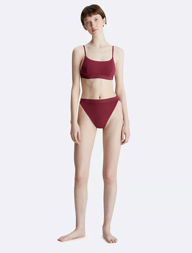 Bikini de cintura alta en tonos similares a los de las partes de abajo Bikini de cintura alta en tonos similares a los de las partes de abajo