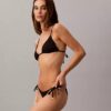 Bikini de color liso con lazos laterales en las partes de abajo