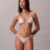 Bikini de color liso con lazos laterales en las partes de abajo Bikini de color liso con lazos laterales en las partes de abajo