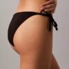 Bikini de color liso con lazos laterales en las partes de abajo