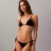 Bikini de color liso con lazos laterales en las partes de abajo