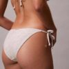 Bikini de color liso con lazos laterales en las partes de abajo Bikini de color liso con lazos laterales en las partes de abajo