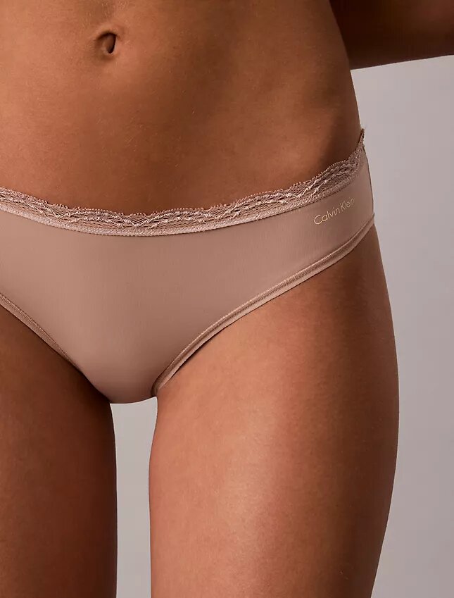 Bikini de microfibra elástica con encaje Bikini de microfibra elástica con encaje