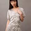 Blusa estampada de satén arrugado Blusa estampada de satén arrugado