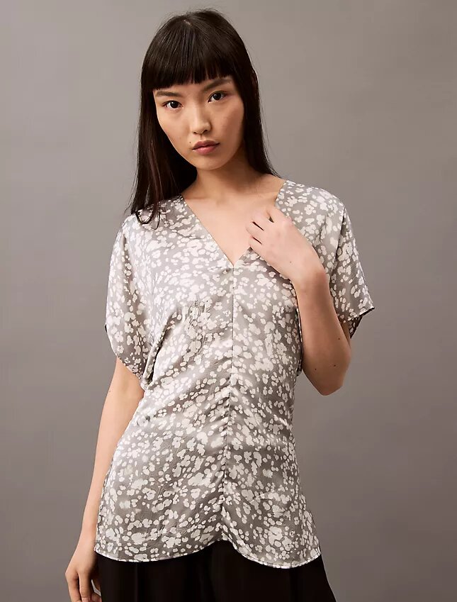 Blusa estampada de satén arrugado Blusa estampada de satén arrugado