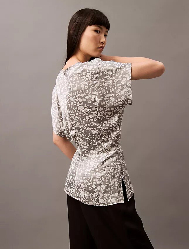 Blusa estampada de satén arrugado Blusa estampada de satén arrugado