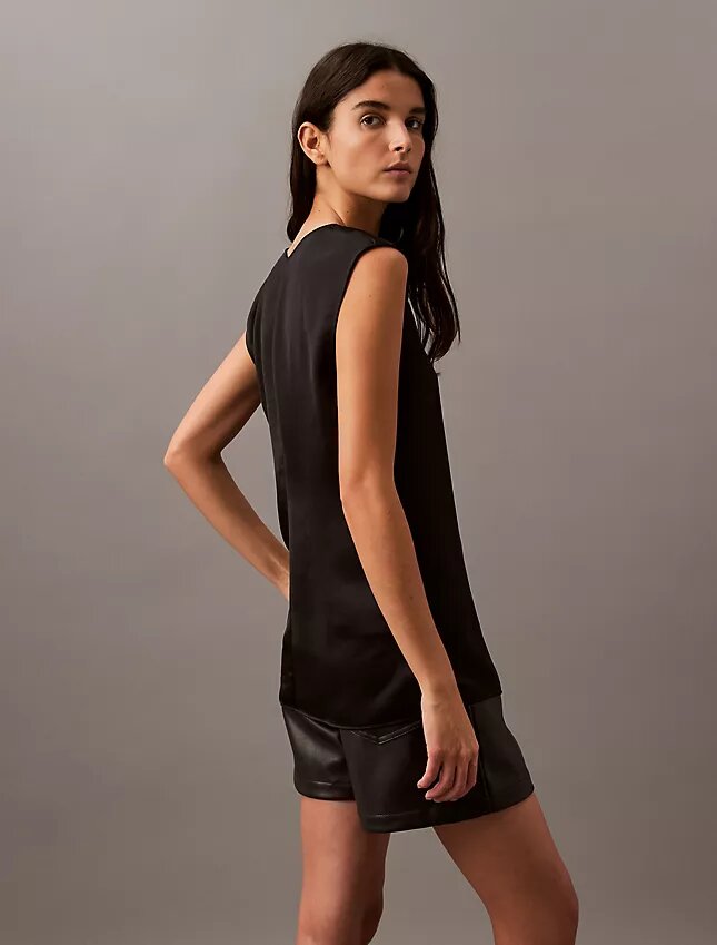 Blusa sin mangas de satén con cuello en V Blusa sin mangas de satén con cuello en V