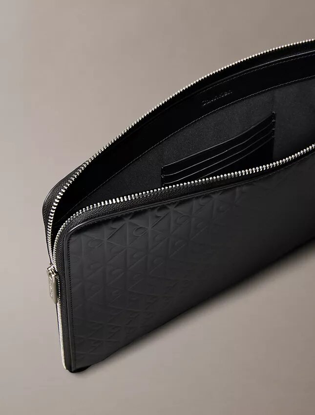 Bolsa con cremallera y logotipo en todo el diseño Bolsa con cremallera y logotipo en todo el diseño