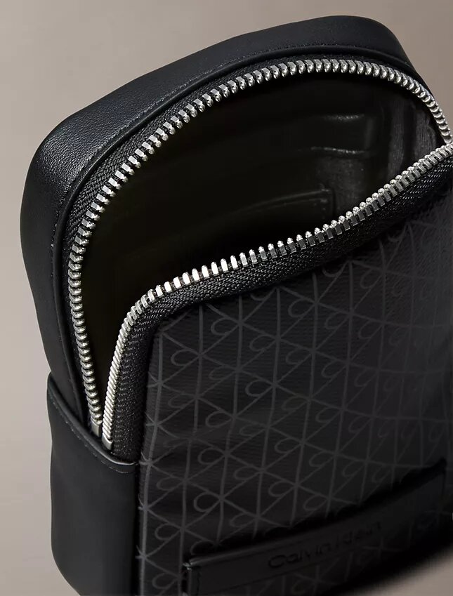Bolsa con cremallera y logotipo en todo el diseño Bolsa con cremallera y logotipo en todo el diseño