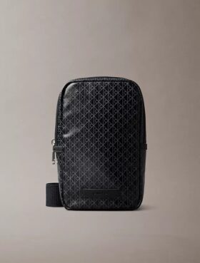 Bolso bandolera con logotipo en todo el diseño Bolso bandolera con logotipo en todo el diseño