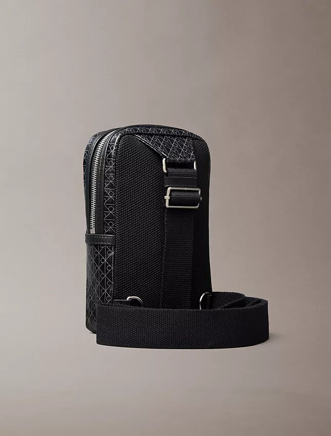Bolso bandolera con logotipo en todo el diseño Bolso bandolera con logotipo en todo el diseño