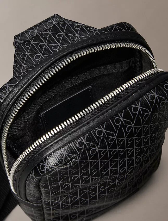 Bolso bandolera con logotipo en todo el diseño Bolso bandolera con logotipo en todo el diseño