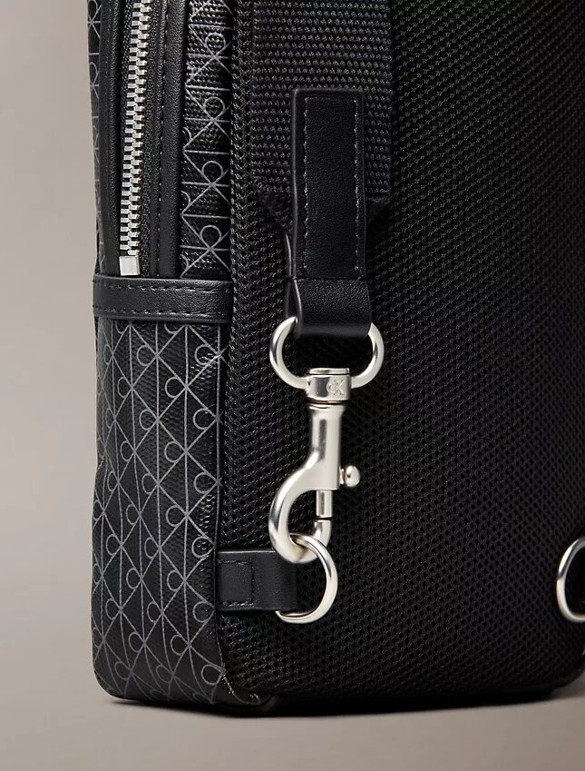 Bolso bandolera con logotipo en todo el diseño Bolso bandolera con logotipo en todo el diseño
