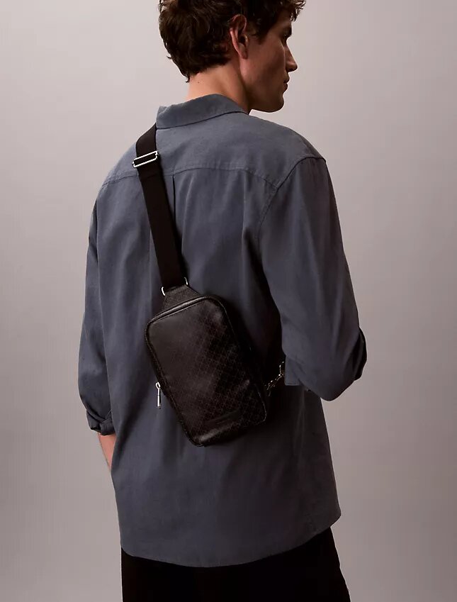 Bolso bandolera con logotipo en todo el diseño Bolso bandolera con logotipo en todo el diseño