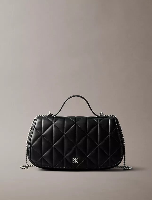 Bolso con asas de cadena y logotipo acolchado Bolso con asas de cadena y logotipo acolchado