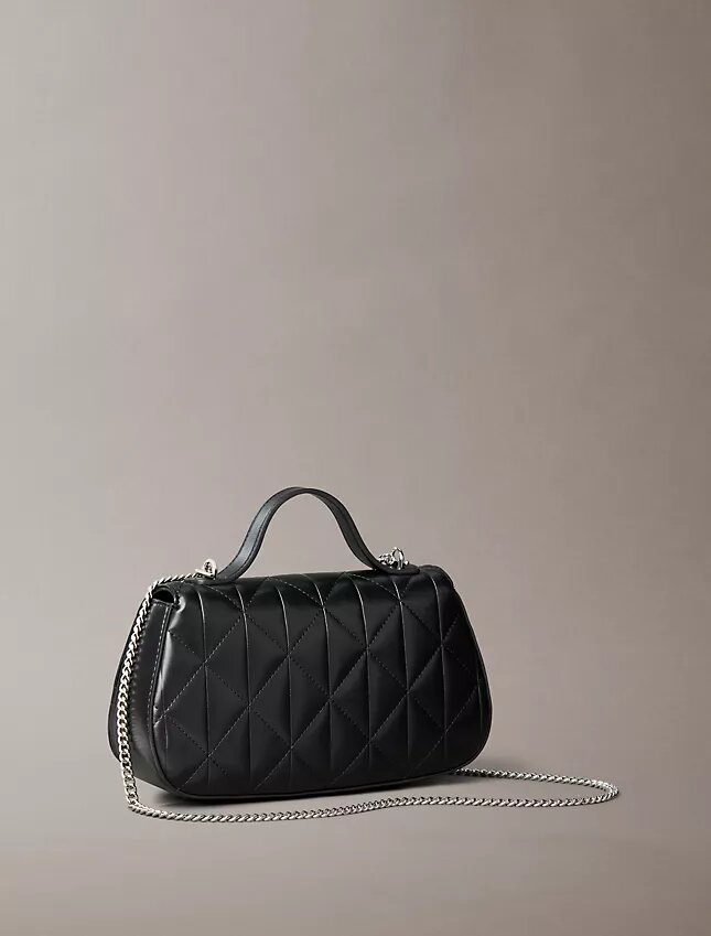 Bolso con asas de cadena y logotipo acolchado Bolso con asas de cadena y logotipo acolchado