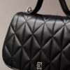 Bolso con asas de cadena y logotipo acolchado Bolso con asas de cadena y logotipo acolchado