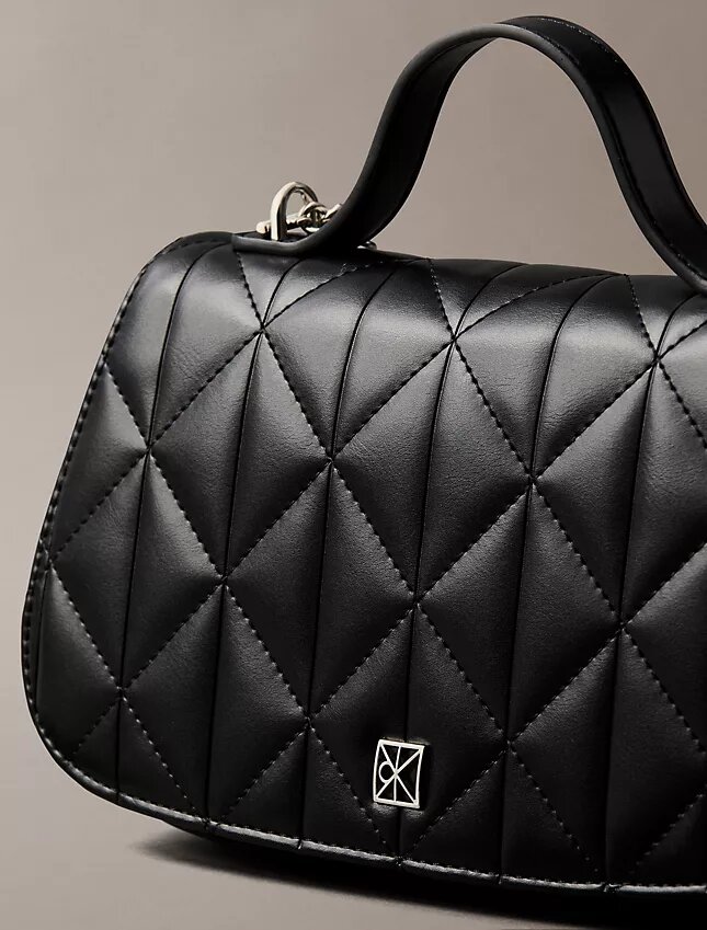 Bolso con asas de cadena y logotipo acolchado Bolso con asas de cadena y logotipo acolchado