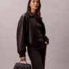 Bolso con asas de cadena y logotipo acolchado Bolso con asas de cadena y logotipo acolchado