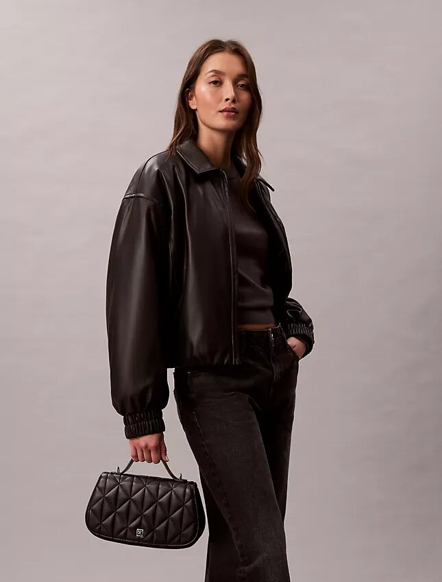 Bolso con asas de cadena y logotipo acolchado Bolso con asas de cadena y logotipo acolchado