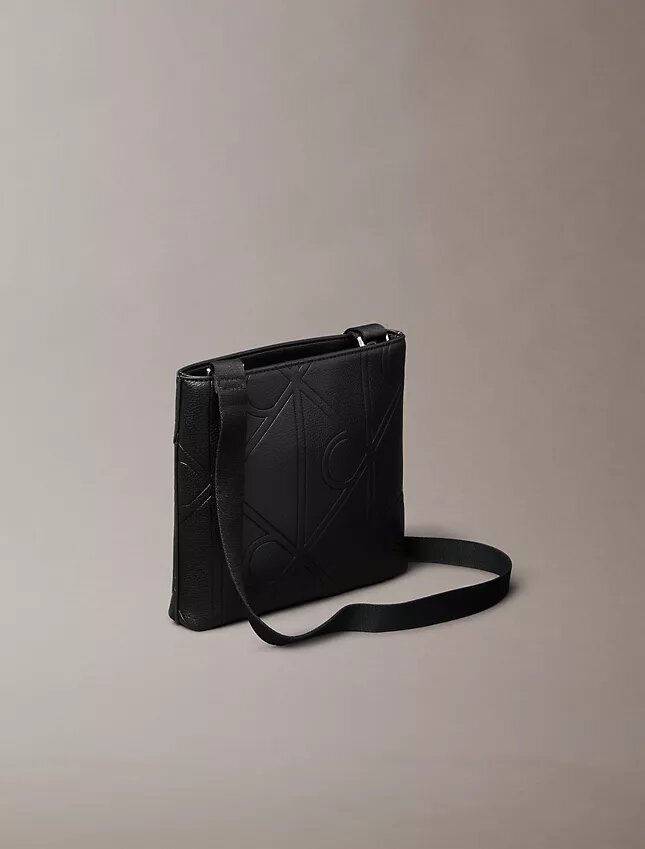 Bolso cruzado con logotipo en relieve Bolso cruzado con logotipo en relieve
