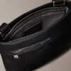 Bolso cruzado con logotipo en relieve Bolso cruzado con logotipo en relieve