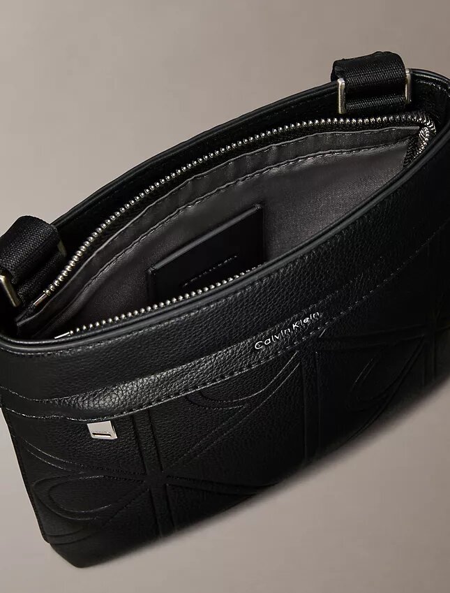 Bolso cruzado con logotipo en relieve Bolso cruzado con logotipo en relieve
