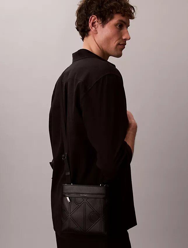 Bolso cruzado con logotipo en relieve Bolso cruzado con logotipo en relieve