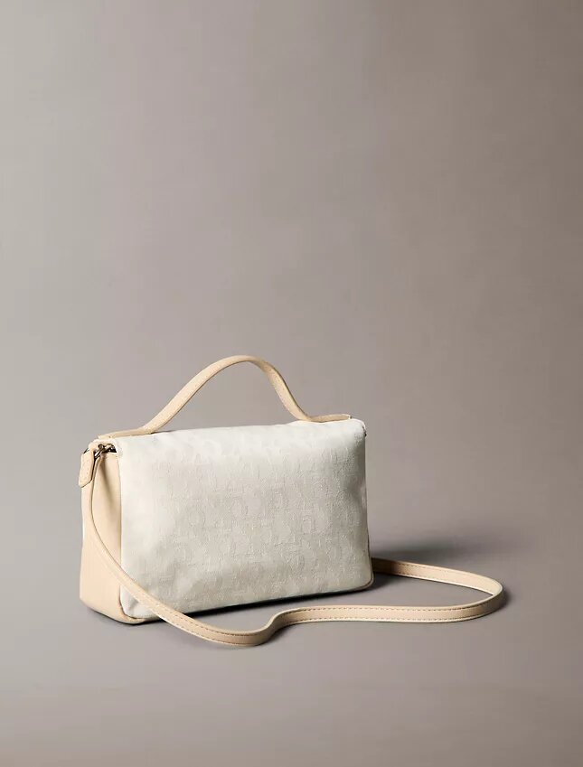 Bolso cruzado con solapa y Monogram integral Bolso cruzado con solapa y Monogram integral