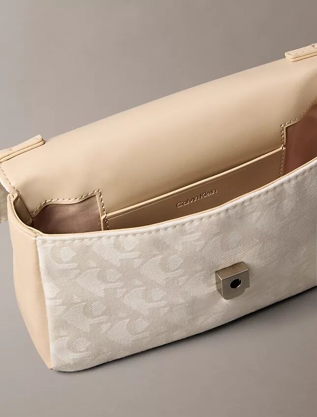 Bolso cruzado con solapa y Monogram integral Bolso cruzado con solapa y Monogram integral
