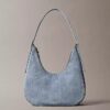 Bolso cruzado de Denim con logo en forma de media luna Bolso cruzado de Denim con logo en forma de media luna