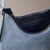 Bolso cruzado de Denim con logo en forma de media luna Bolso cruzado de Denim con logo en forma de media luna