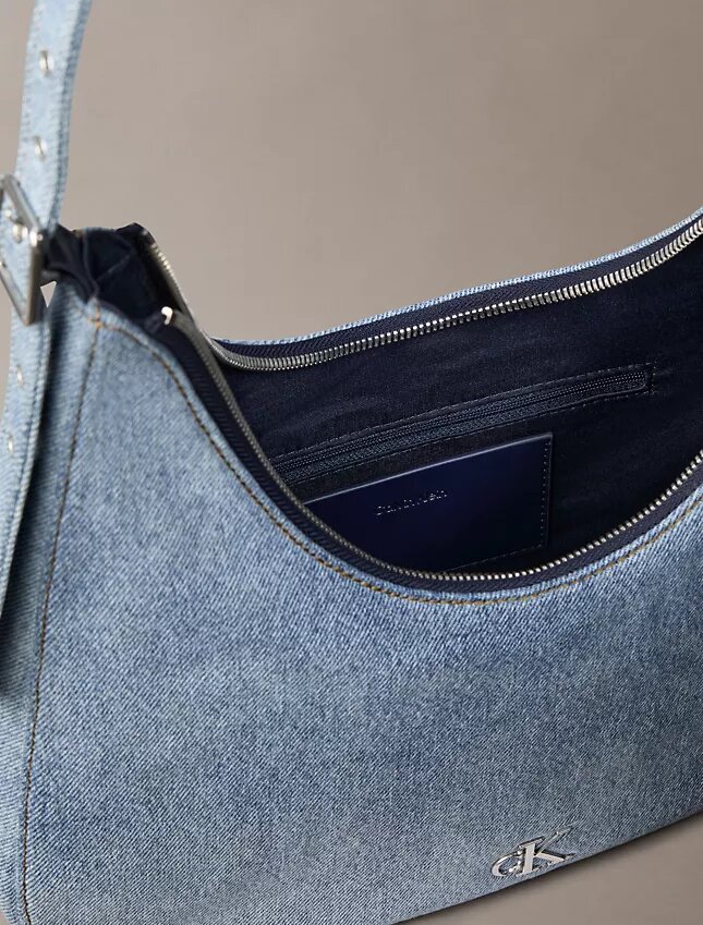 Bolso cruzado de Denim con logo en forma de media luna Bolso cruzado de Denim con logo en forma de media luna