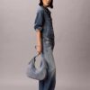 Bolso cruzado de Denim con logo en forma de media luna Bolso cruzado de Denim con logo en forma de media luna