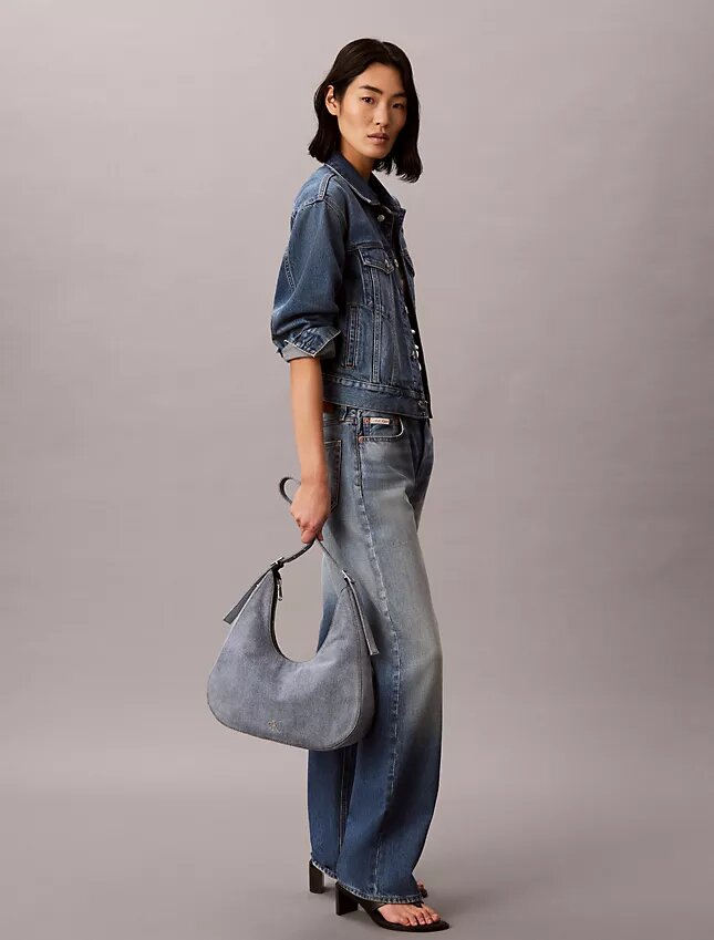 Bolso cruzado de Denim con logo en forma de media luna Bolso cruzado de Denim con logo en forma de media luna