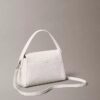 Bolso de hombro con herrajes con el logotipo del emblema