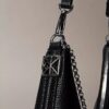Bolso de hombro con herrajes con el logotipo del emblema