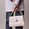 Bolso de hombro con herrajes con el logotipo del emblema