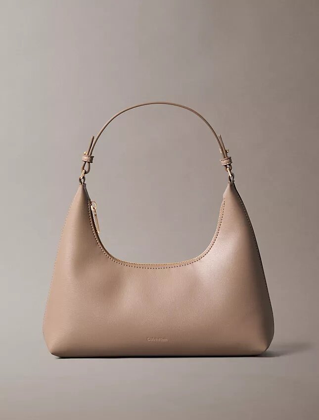 Bolso de hombro con logotipo en lámina Bolso de hombro con logotipo en lámina