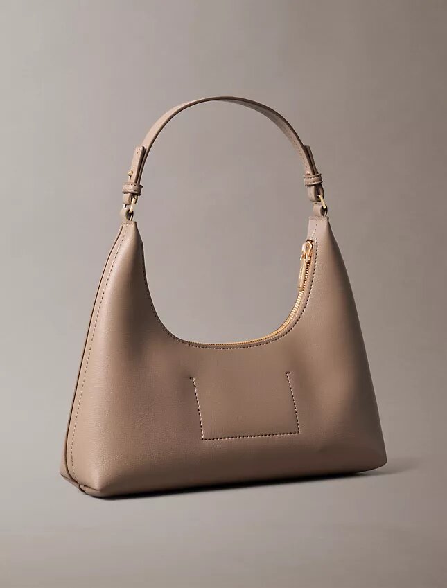 Bolso de hombro con logotipo en lámina Bolso de hombro con logotipo en lámina