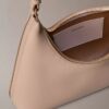 Bolso de hombro con logotipo en lámina Bolso de hombro con logotipo en lámina
