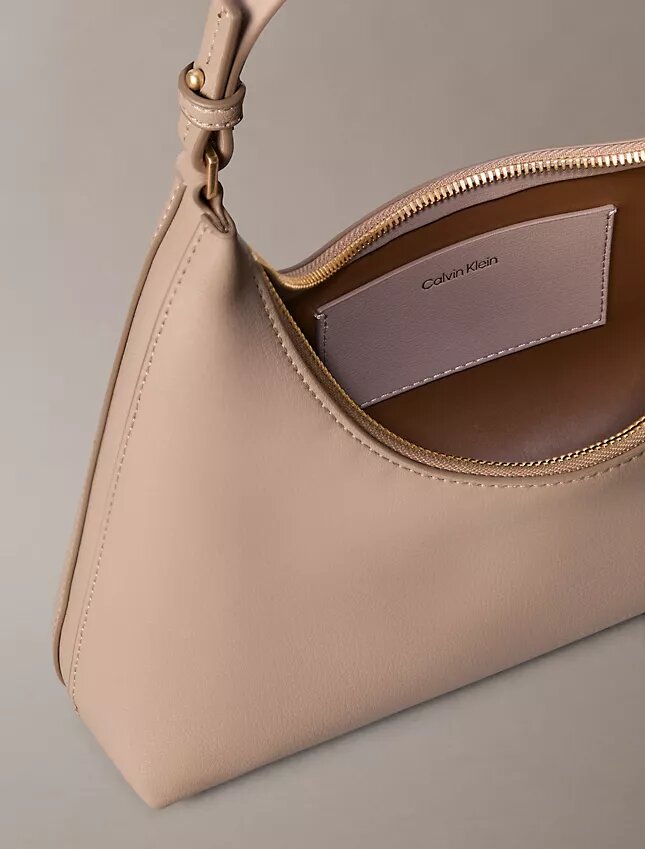 Bolso de hombro con logotipo en lámina Bolso de hombro con logotipo en lámina
