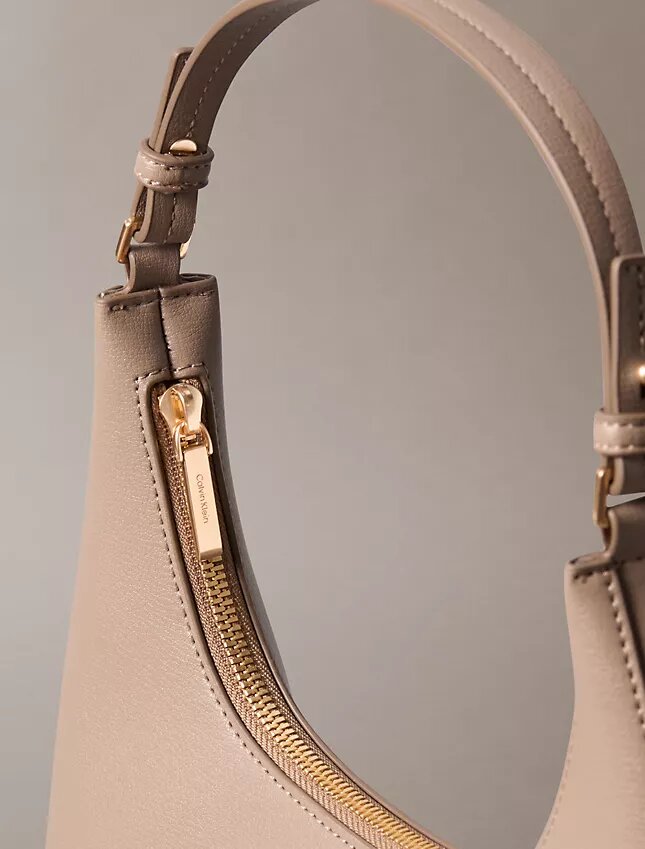 Bolso de hombro con logotipo en lámina Bolso de hombro con logotipo en lámina